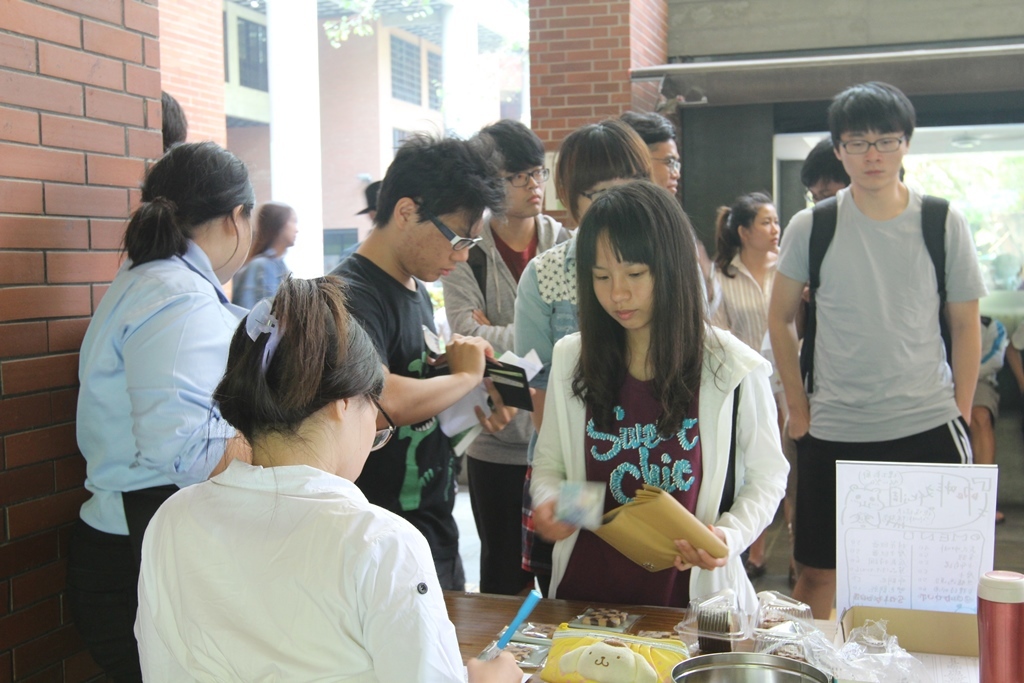 學生排隊點選飲品圖片