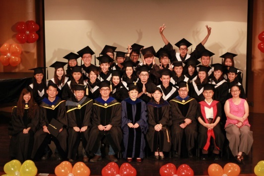 大學部104級畢業生與師長合影圖片