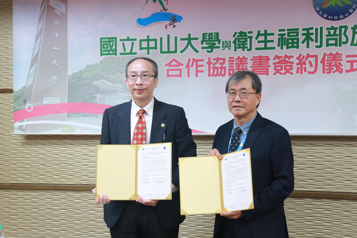 To promote medical professionals’ long-term residency in remote areas, National Sun Yat-sen University applied for the establishment of the School of Post-Baccalaureate Medicine, and has recently signed a cooperation agreement with Cishan Hospital under the Ministry of Health and Welfare. In the photo are NSYSU President Ying-Yao Cheng (right) and Superintendent of Cishan Hospital Yung-Heng Lee (left).