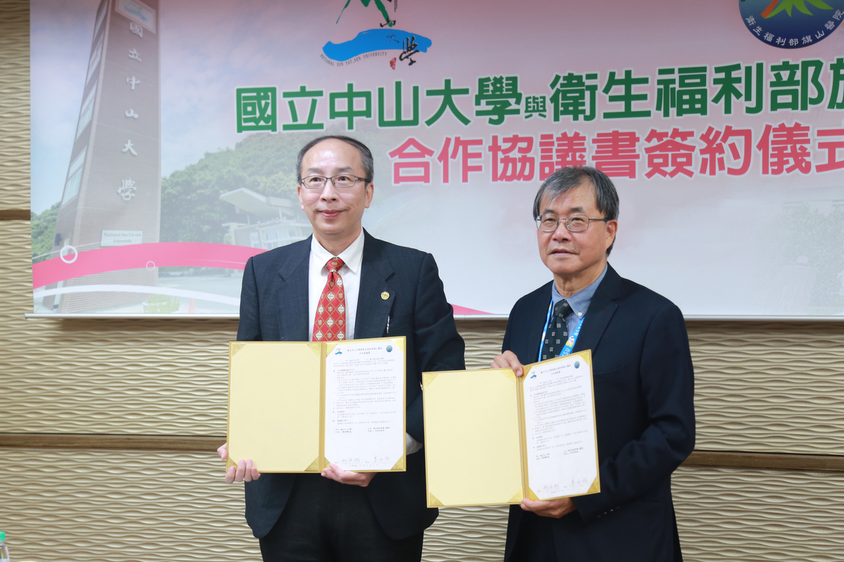 To promote medical professionals’ long-term residency in remote areas, National Sun Yat-sen University applied for the establishment of the School of Post-Baccalaureate Medicine, and has recently signed a cooperation agreement with Cishan Hospital under the Ministry of Health and Welfare. In the photo are NSYSU President Ying-Yao Cheng (right) and Superintendent of Cishan Hospital Yung-Heng Lee (left).Image
