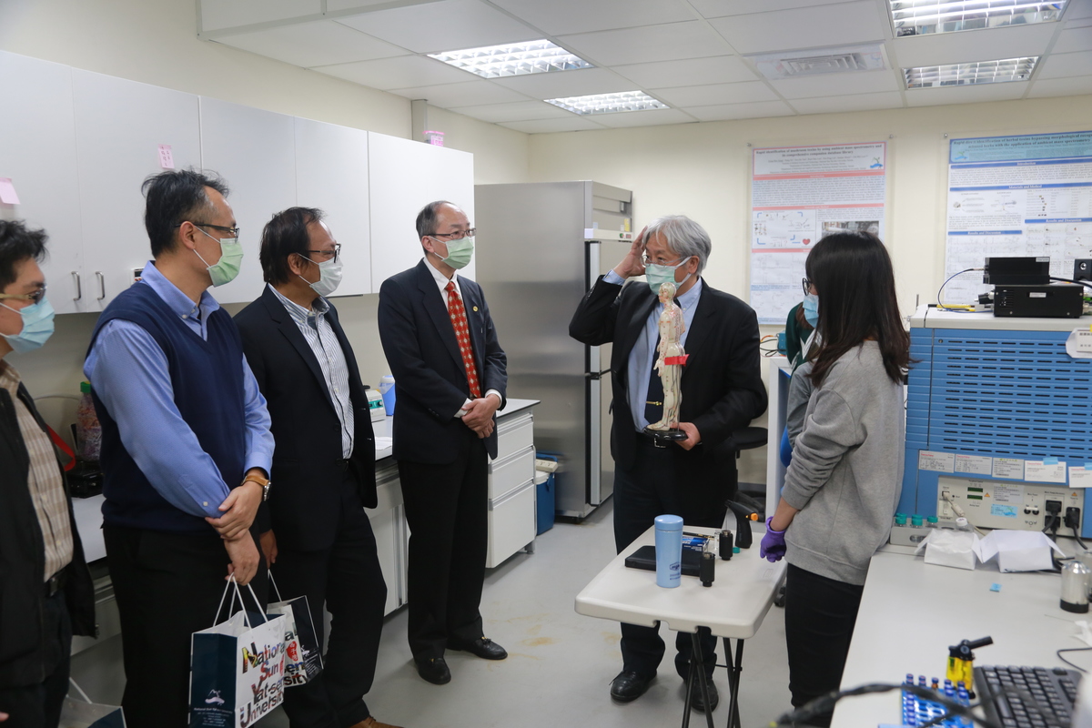 The team of Cishan Hospital visited the ambient mass spectrometry laboratory by Professor Jentaie Shiea of NSYSU Department of Chemistry.