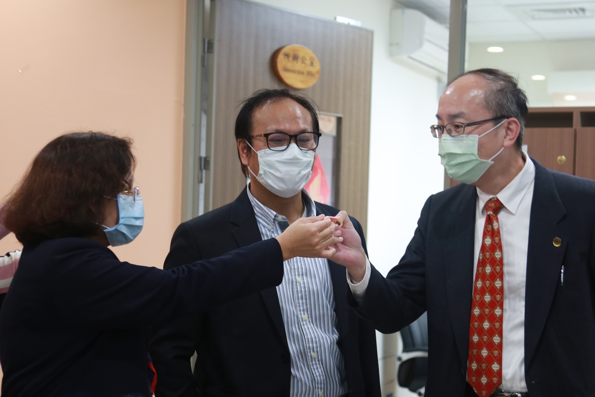 The team of Cishan Hospital visited the laboratory of the Director of NSYSU Institute of Medical Science and Technology Associate Professor Hong-Wei Yang.