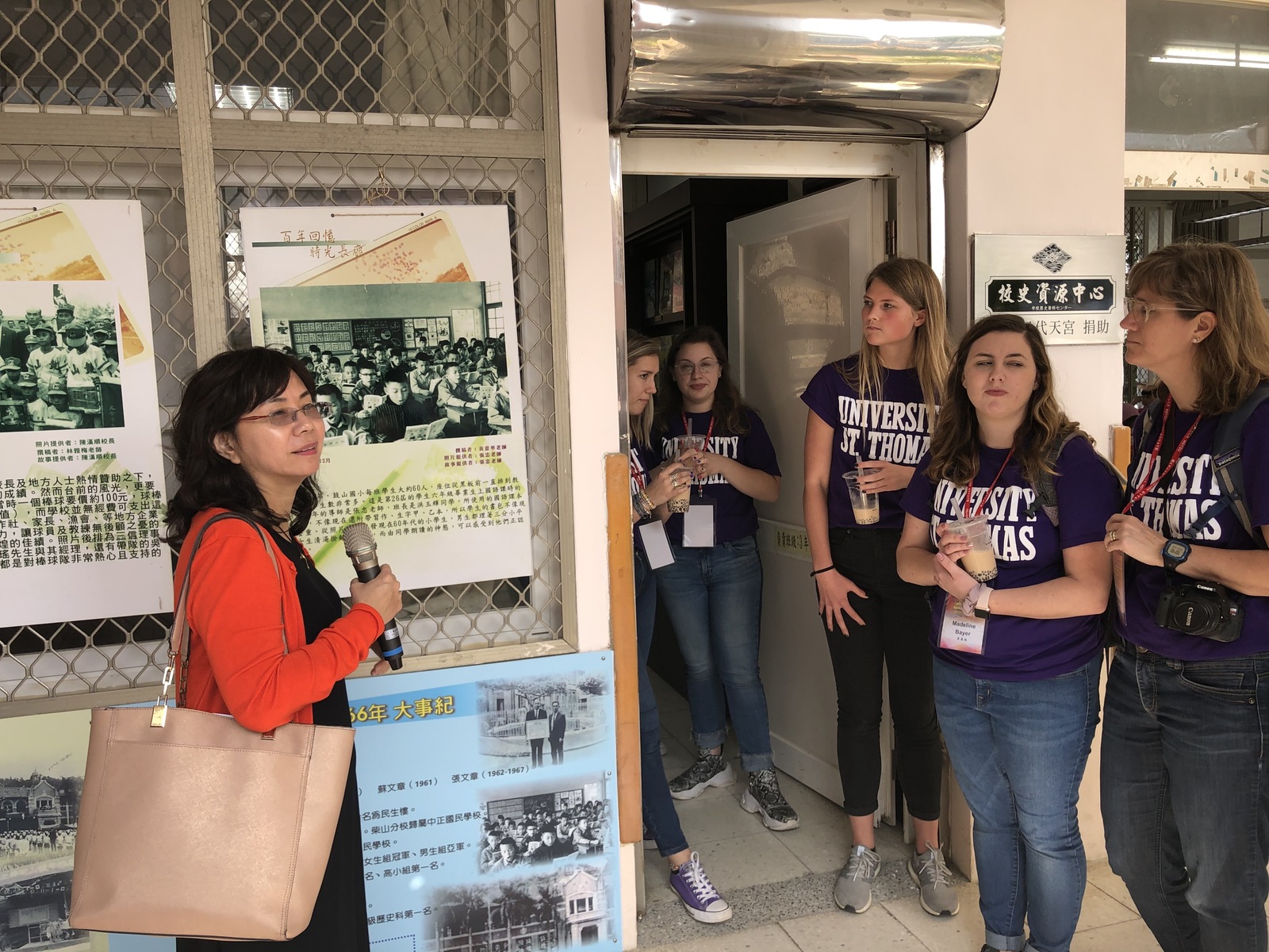 Distinguished Professor Hsueh-Hua Chuang leads teacher trainees from the United States on a visit to elementary and secondary schools in Taiwan.Image
