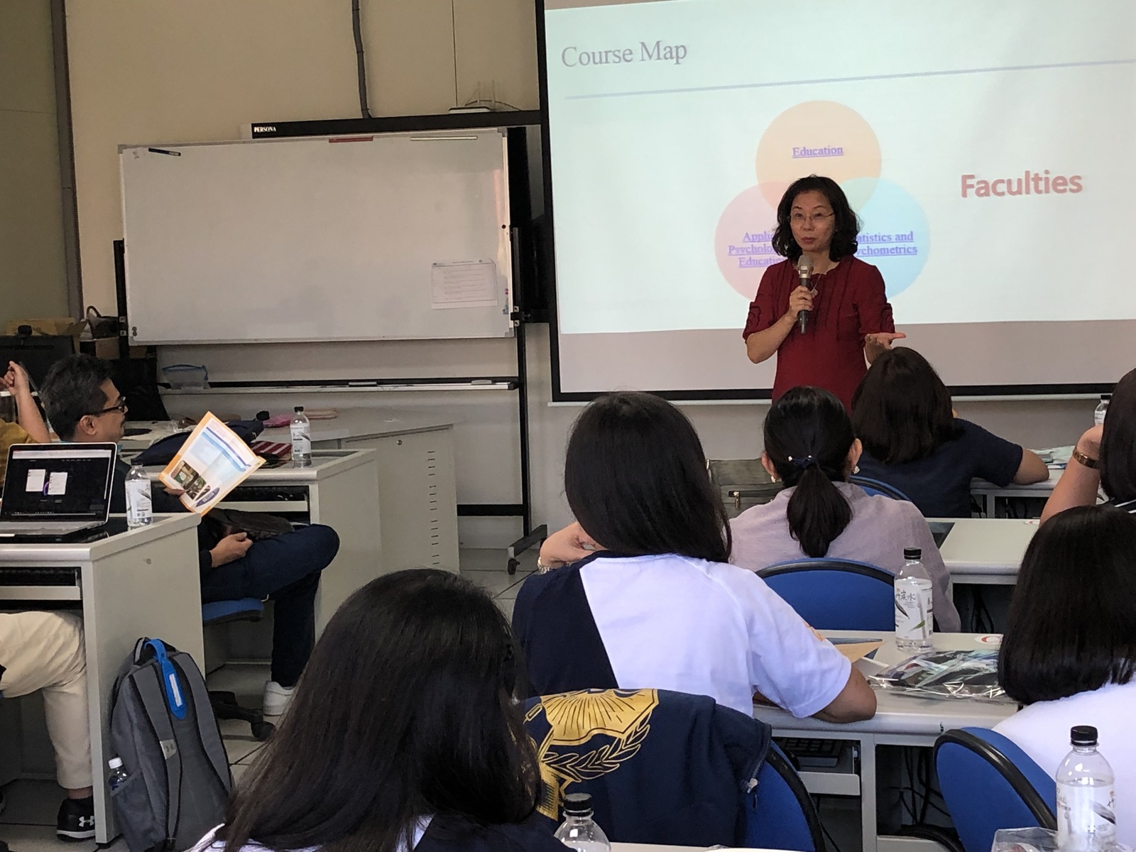 Distinguished Professor Hsueh-Hua Chuang is teaching in class.Image