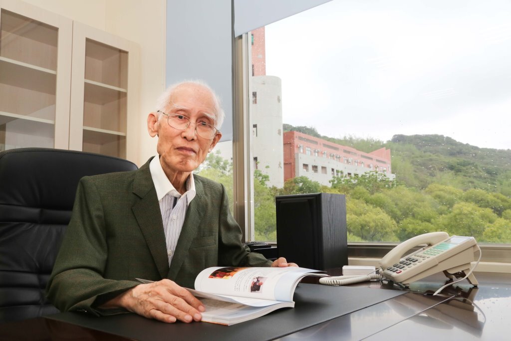 三十而立 昂揚奮起 讓春天從高雄出發 文學院三十週年 院史稿出版圖片