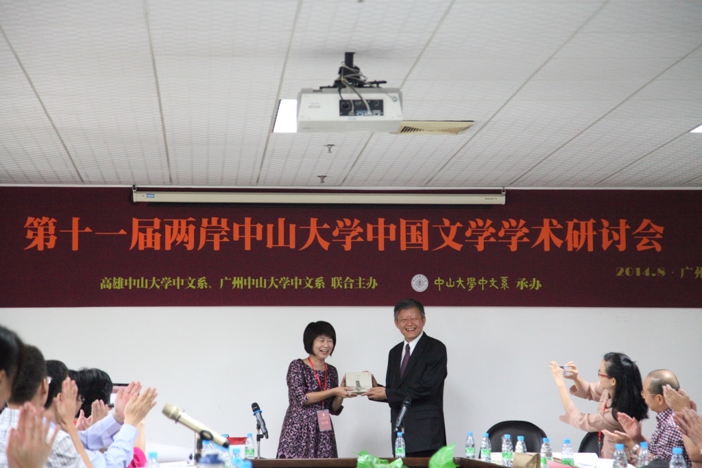 黃心雅院長(左)與陳春聲副校長圖片