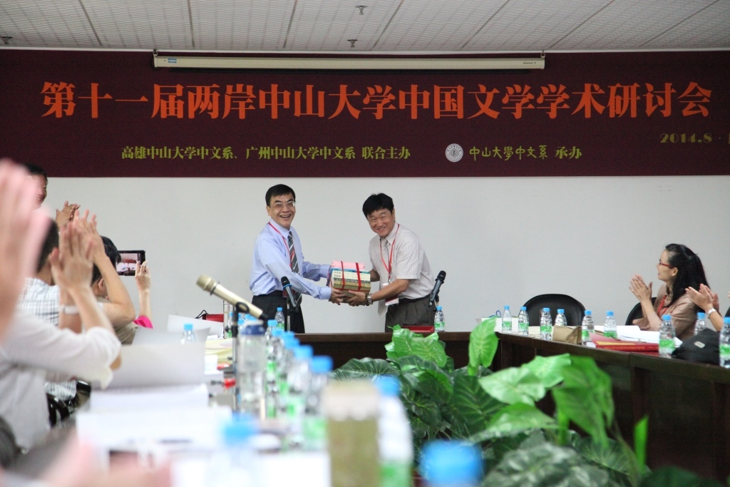 劉昭明主任，雙方互贈紀念品圖片