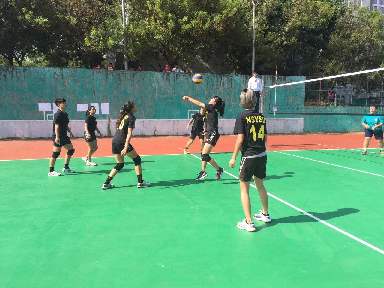 中文系女排勇奪南中盃冠軍 盼明年再下一城圖片