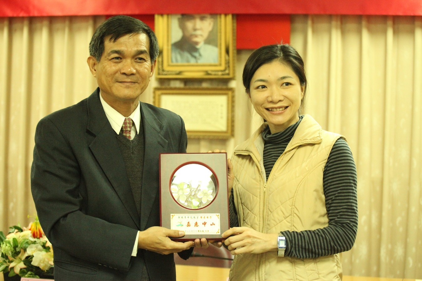 學務處李曉青教官(右)圖片