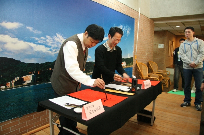 王以亮主任(左)與黃保荐老師(右)圖片