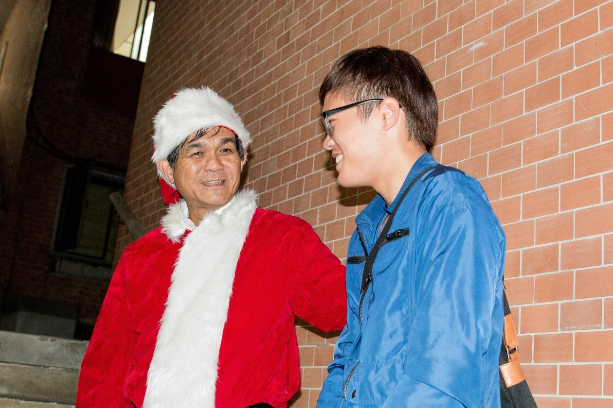 中山校長楊弘敦扮聖誕老人 入住學生宿舍發禮物圖片