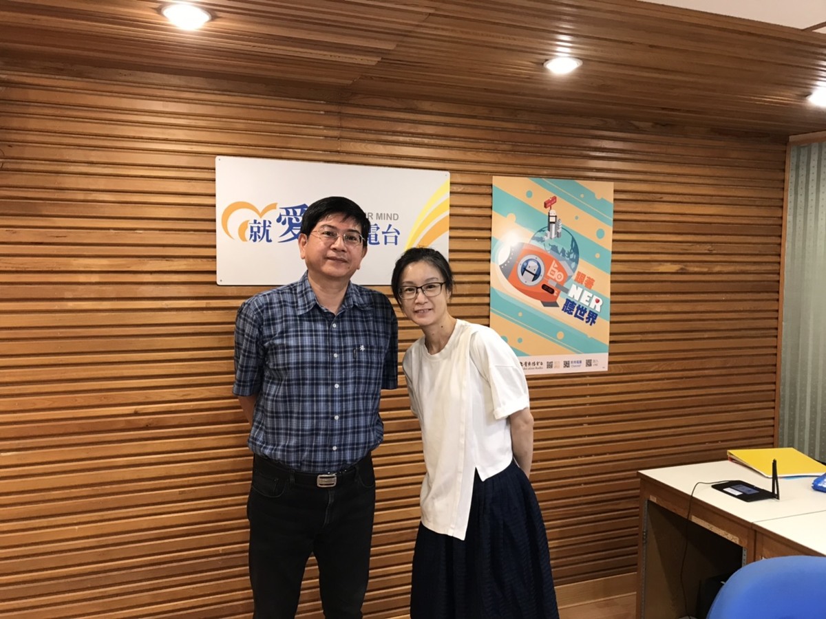Director of the Center for Southeast Asian Studies Professor Hung-Jeng Tsai (on the left) talked about the challenges and strengths of the New Southbound Policy in an interview with National Education Radio