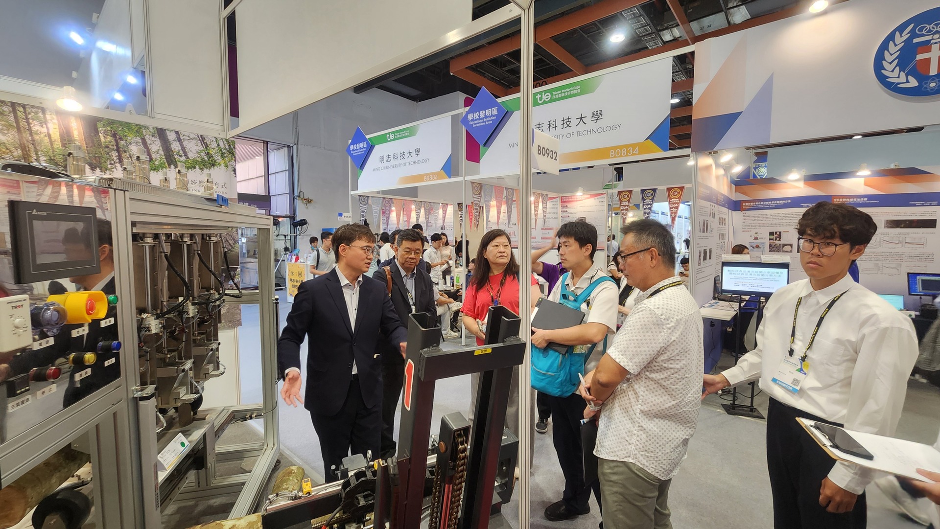 Distinguished Professor Wei-Chih Lin and his team from NSYSU's Department of Mechanical and Electro-Mechanical Engineering presented their device innovations to the judges at the 2025 Taiwan Innotech Expo Invention Competition.Image
