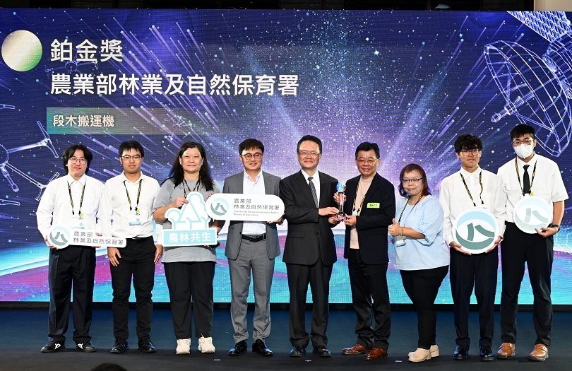 Developing labor-saving log-based shiitake mushroom cultivation devices, the NSYSU team wins the Platinum Medal Award and the HON HAI Special AwardImage