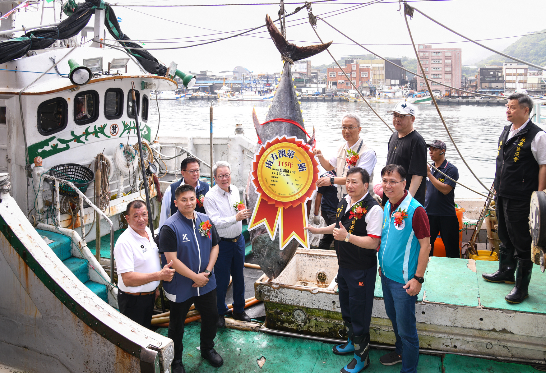 The 2026 season's officially certified "First Pacific Bluefin Tuna" at Nanfang'ao Fishing Port.Image