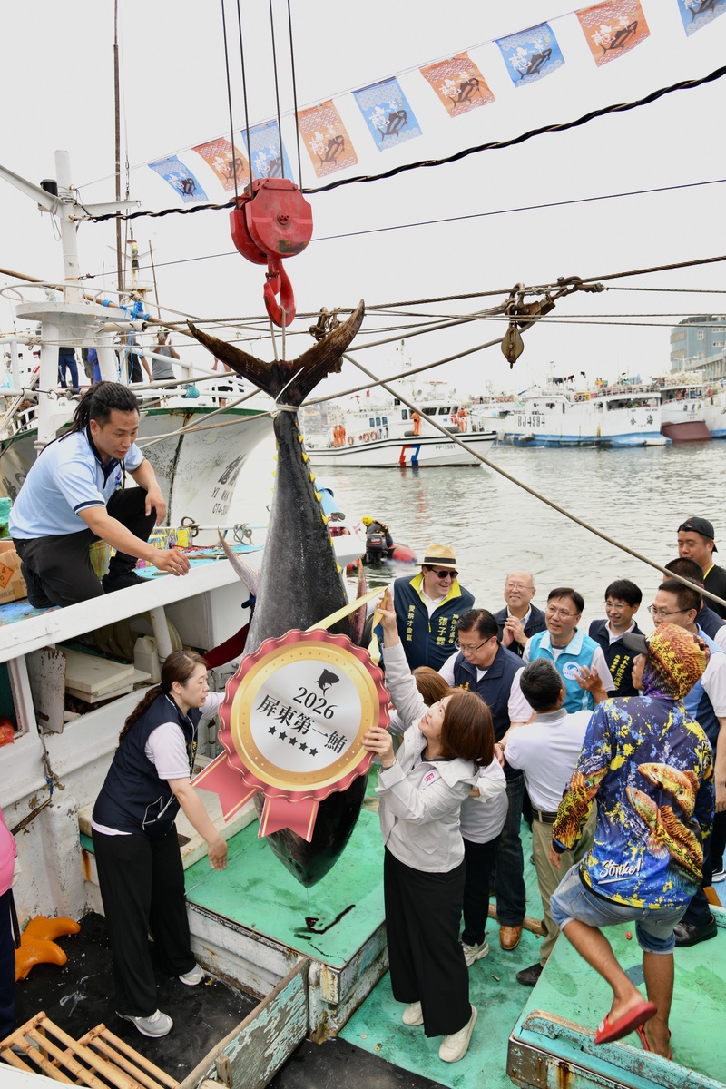 Pingtung County Magistrate Chun-mi Chou presents the official certificate for the season's first-caught Pacific bluefin tuna.Image