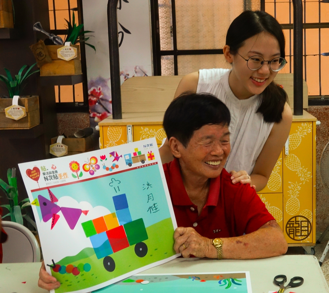 The USR Project of the College of Management and Hopax Fine Chemicals developed study materials for the elderly. (Photo from NSYSU files)