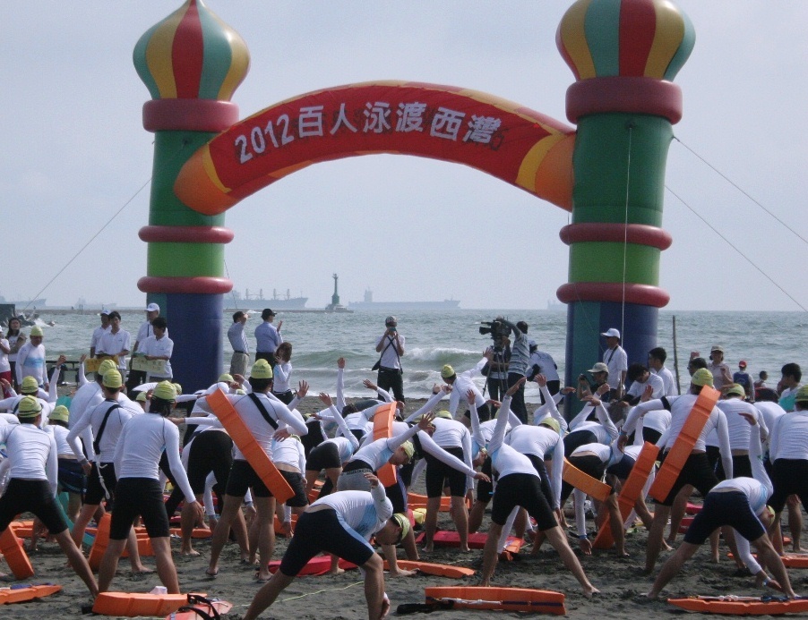 西灣泳士 百人泳渡圖片