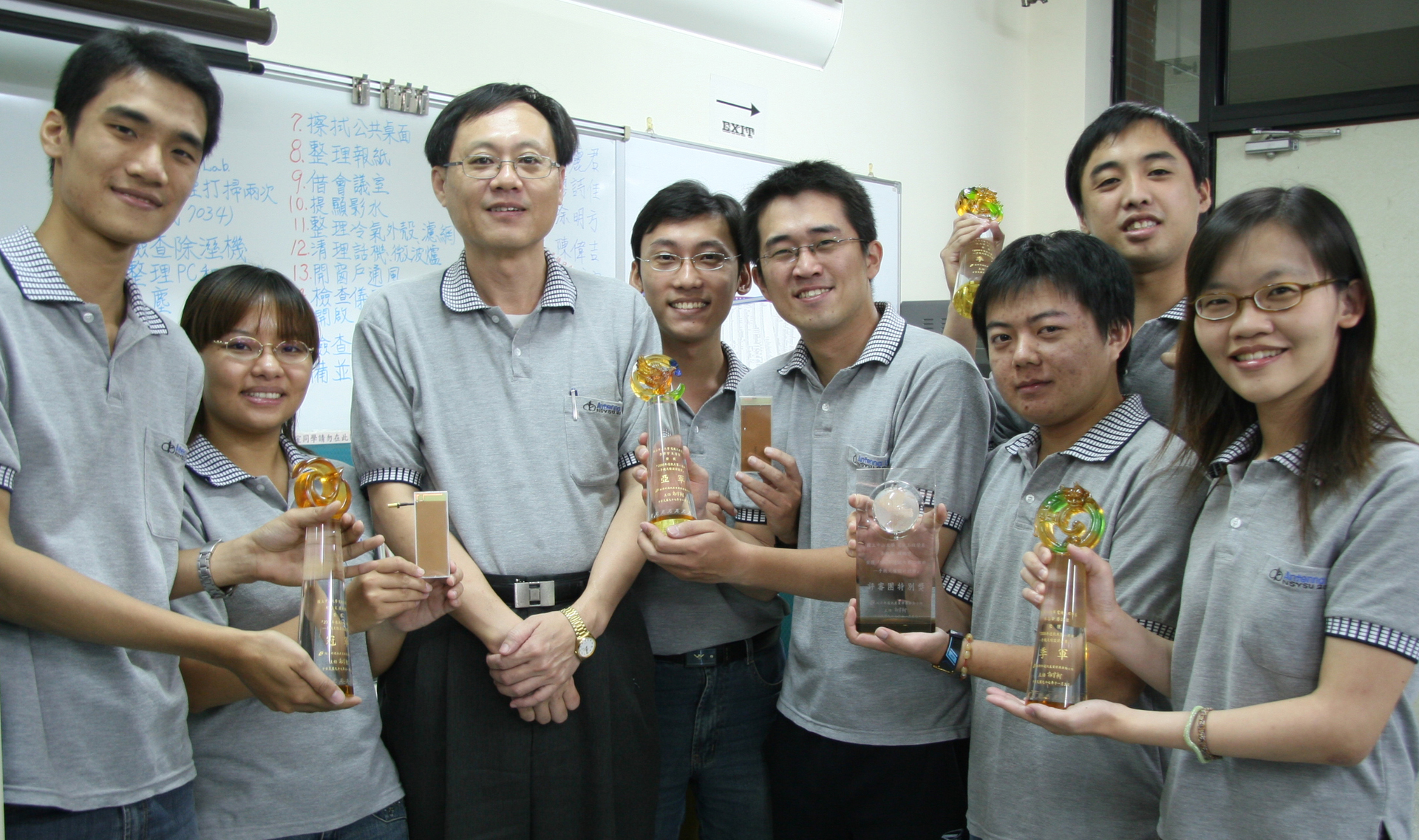 中山大學電機系天線實驗室團隊（左起為博一康庭維、博三郗韻文、教授翁金輅、博二朱芳賢、博三李偉宇、博二李政哲、博三張志華、碩二廖詩佳）圖片