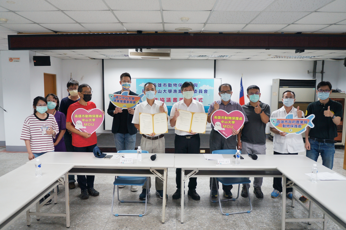 NSYSU collaborated with Kaohsiung City Animal Protection Office in compiling a handbook on the prevention of diseases in aquaculture in Kaohsiung. The handbook is expected to be published at the end of 2021.