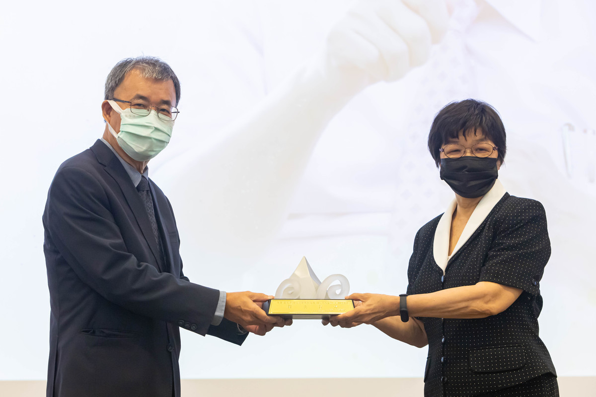 NSYSU President Ying-Yao Cheng (on the left) posthumously awarded the Outstanding Alumnus Award to Professor Ting-Peng Liang during the memorial service. Professor Liang’s widow Chen-Li Wang (on the right) collected the Award in the name of her late husband.