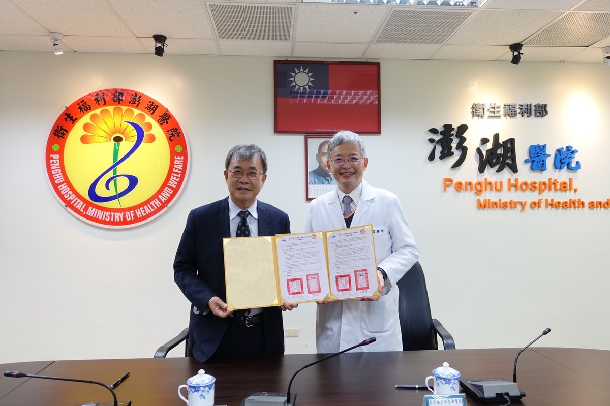NSYSU applied for the establishment of the public-financed School of Post-Baccalaureate Medicine to promote medical professionals’ residency in outer islands and signed a collaboration agreement with Penghu Hospital. NSYSU President Ying-Yao Cheng (on the left) signed the contract with Superintendent of Penghu Hospital Sheng-Jye Kuang (on the right).Image