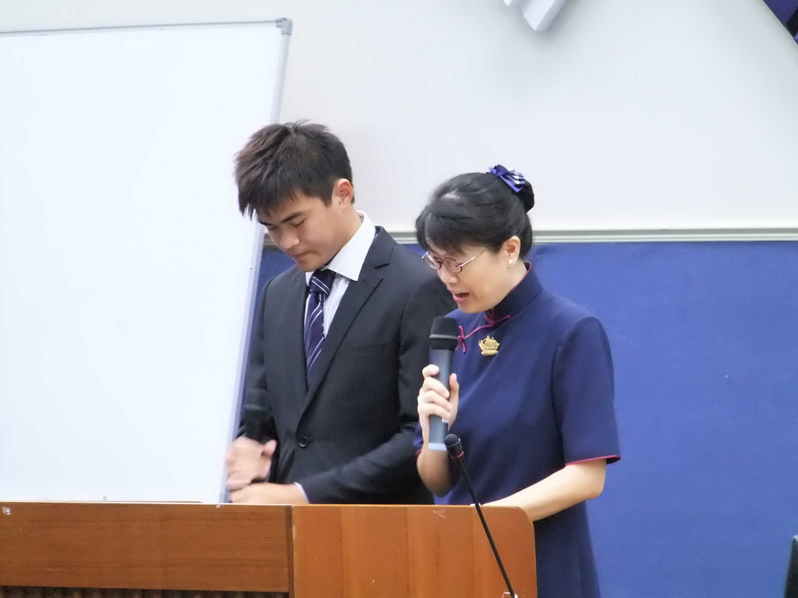 主持人慈濟師姐與企管系同學圖片