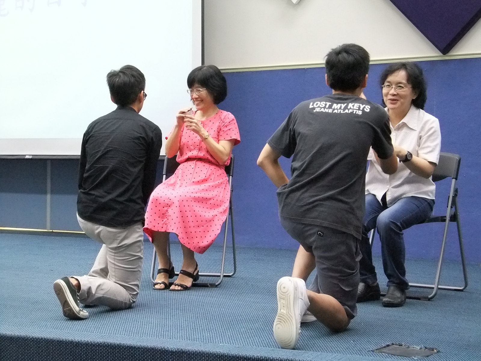 企管系同學為師長奉茶圖片