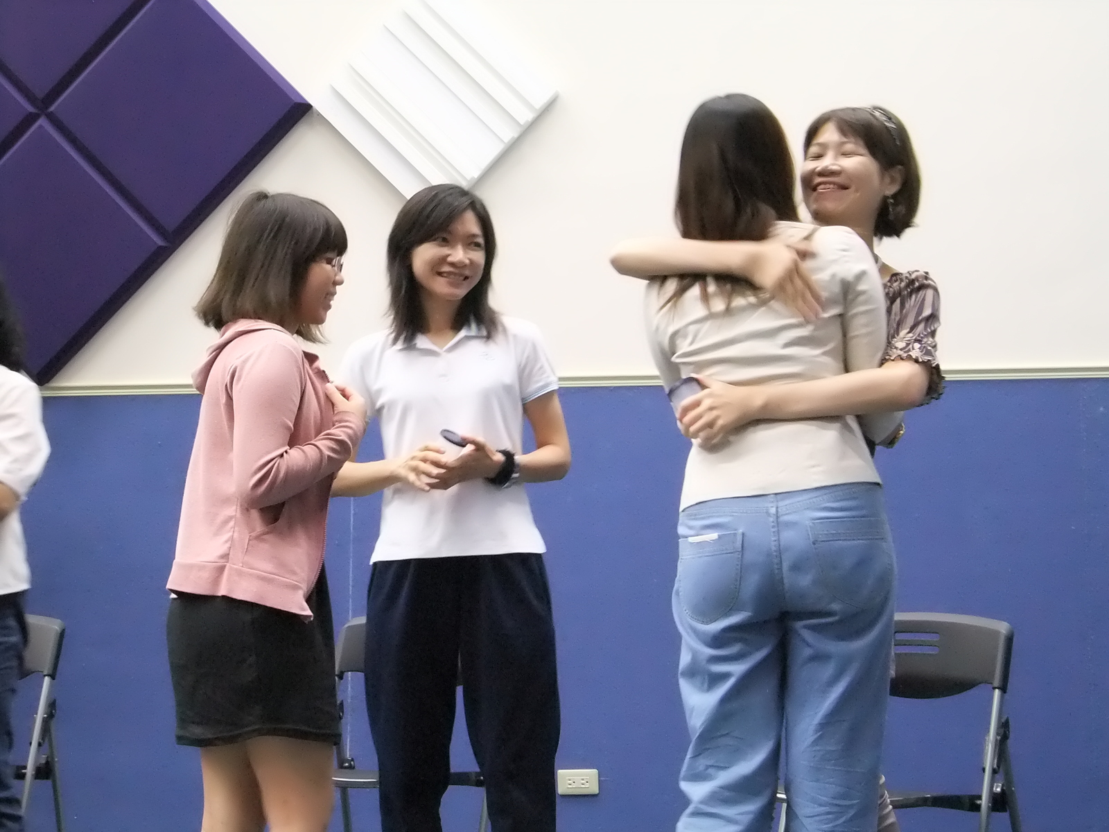 老師給學生一個大擁抱圖片