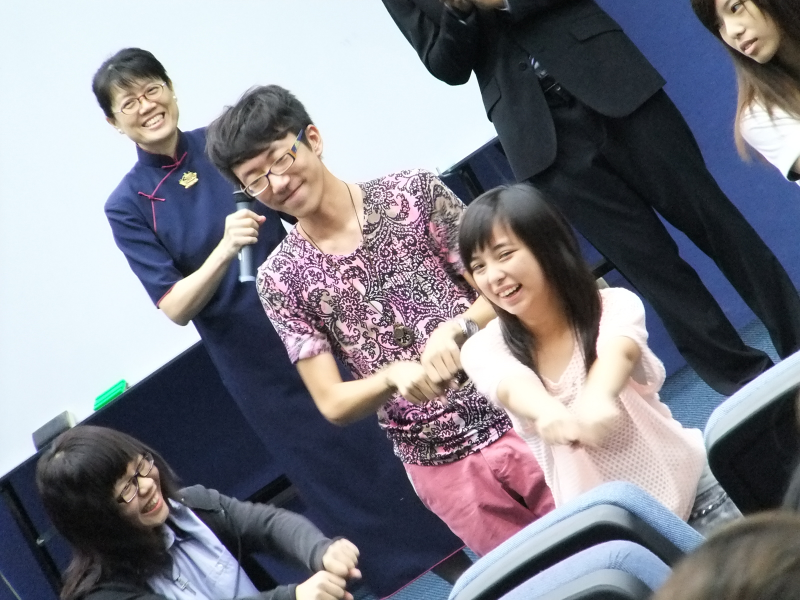 企管系同學表演手語舞「呷菜呷健康」圖片