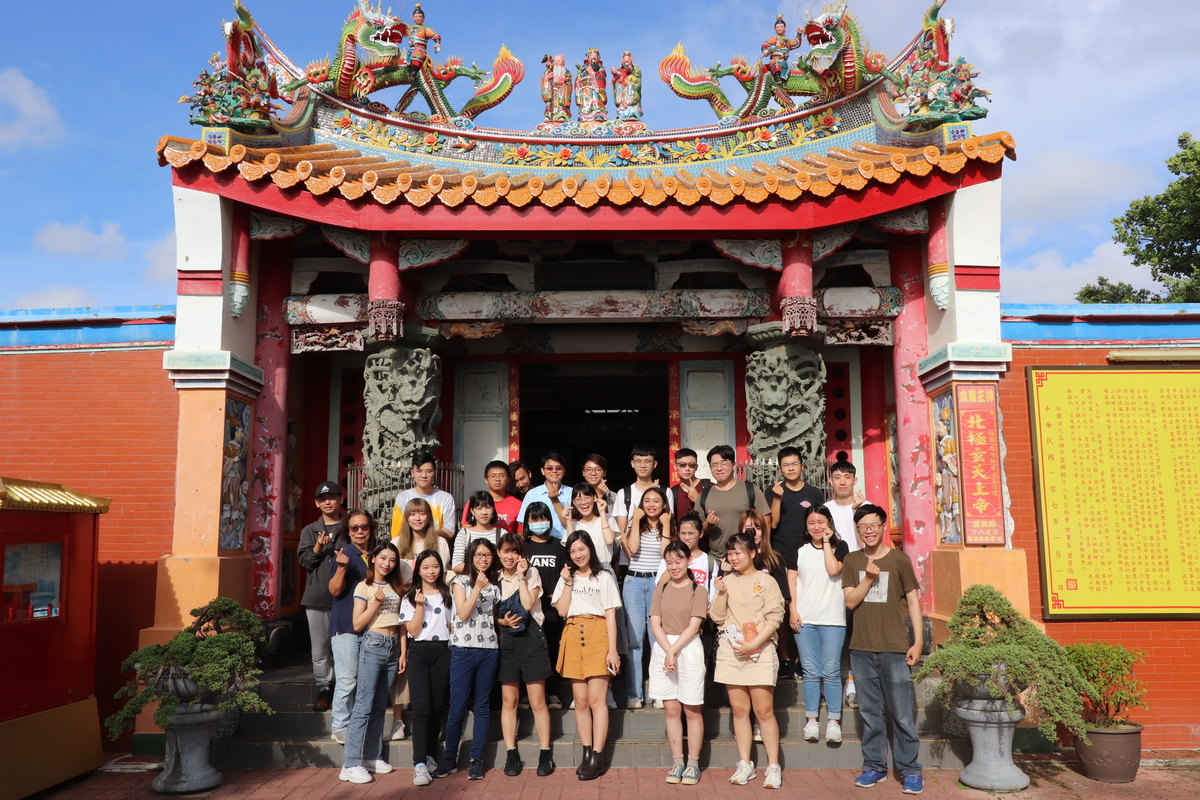 Associate Professor of the Department of Chinese Literature, NSYSU, Ching-Wen Luo guided the students to conduct a survey on ghost temples in the Kaohsiung area and engage in creative work. / photo by Chun-Ya Liang