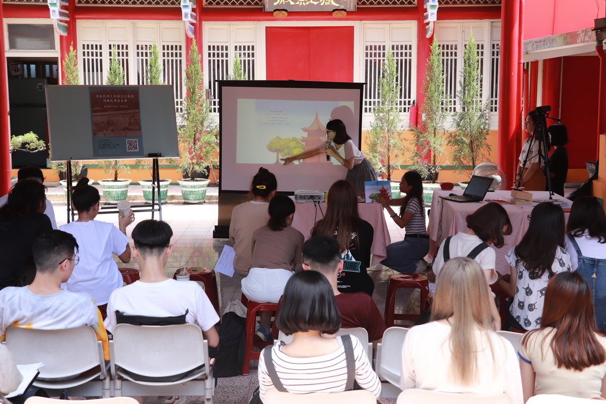 After the survey, the students used their creativity to design a board game, an audiobook, a photo book, and a comic book. Recently, they published their survey results on Ling Hsing Eighteen Lords Temple in Sizihwan Bay in a book on faith and creation in the temples of Kaohsiung. / photo by Chun-Ya Liang