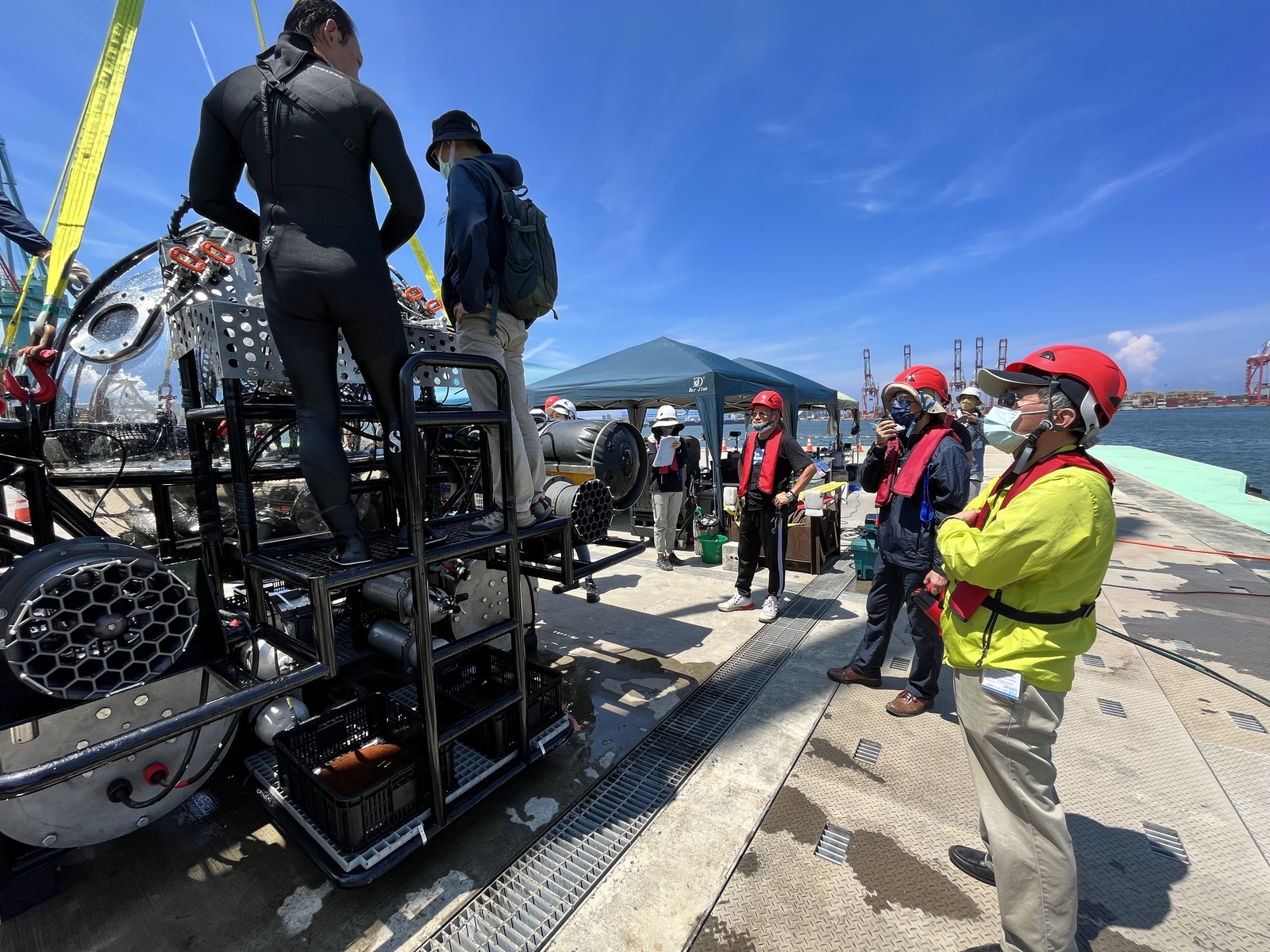 NSYSU launched the test dive of newly developed two-seat submersible：A better onboard environment with air conditioning system
