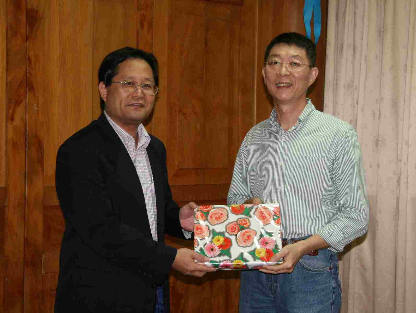 黃志青研發長(左)代表致贈禮物予中山材光張六文教授(右)圖片