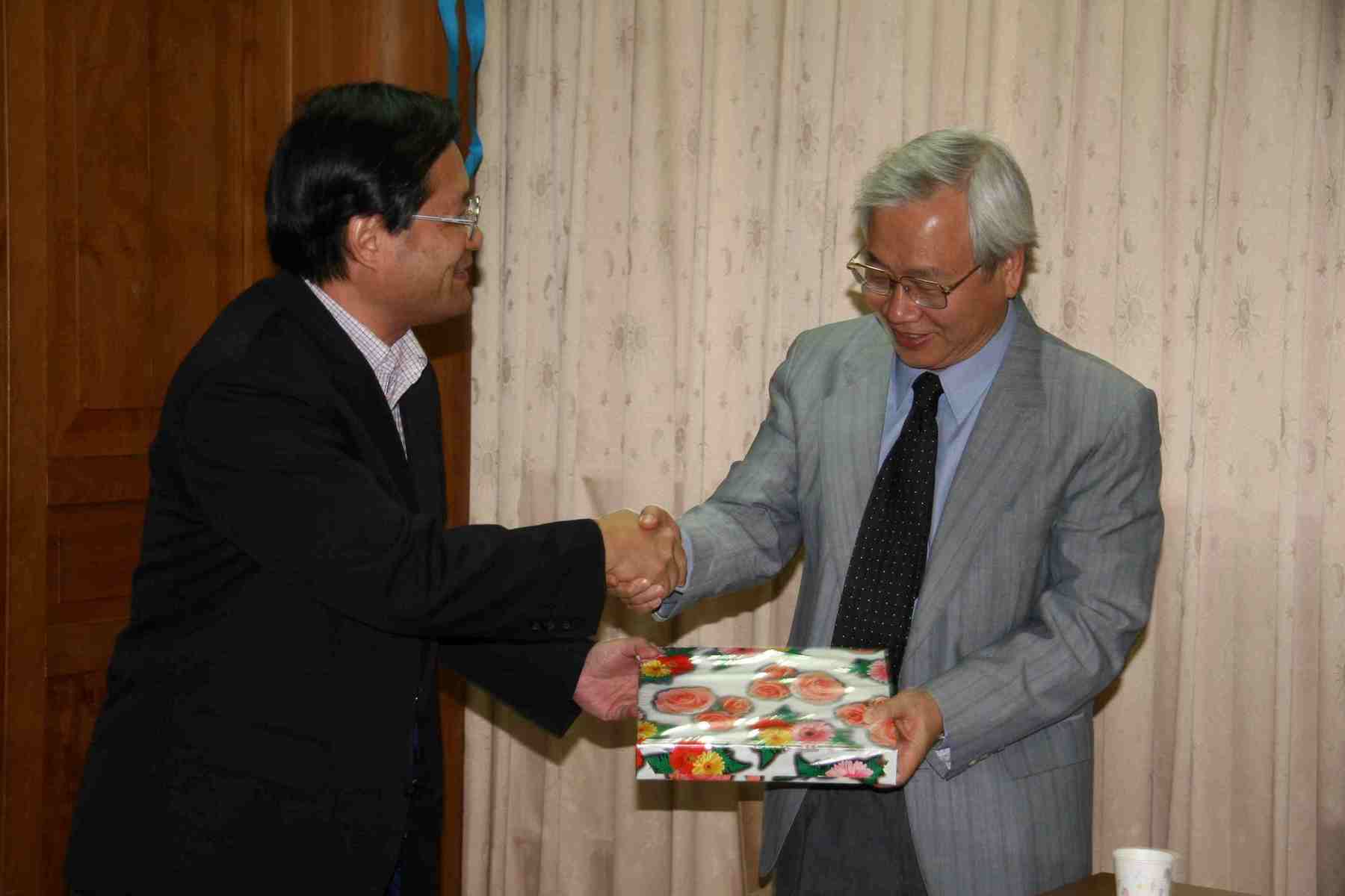 黃志青研發長(左)代表致贈禮物予中山海地化所陳鎮東教授(右)圖片