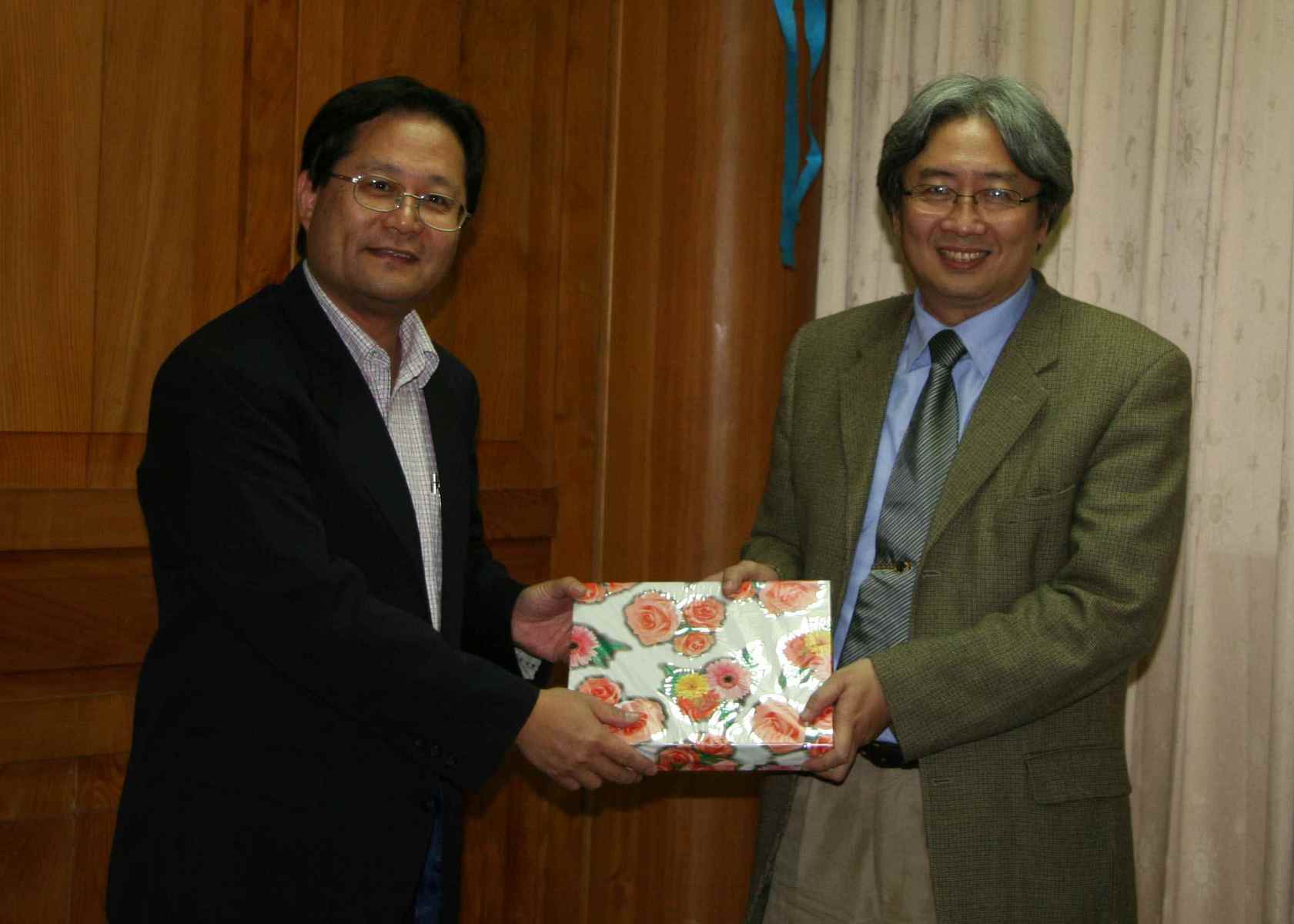 黃志青研發長(左)代表致贈禮物予中山化學謝建台教授(右)圖片