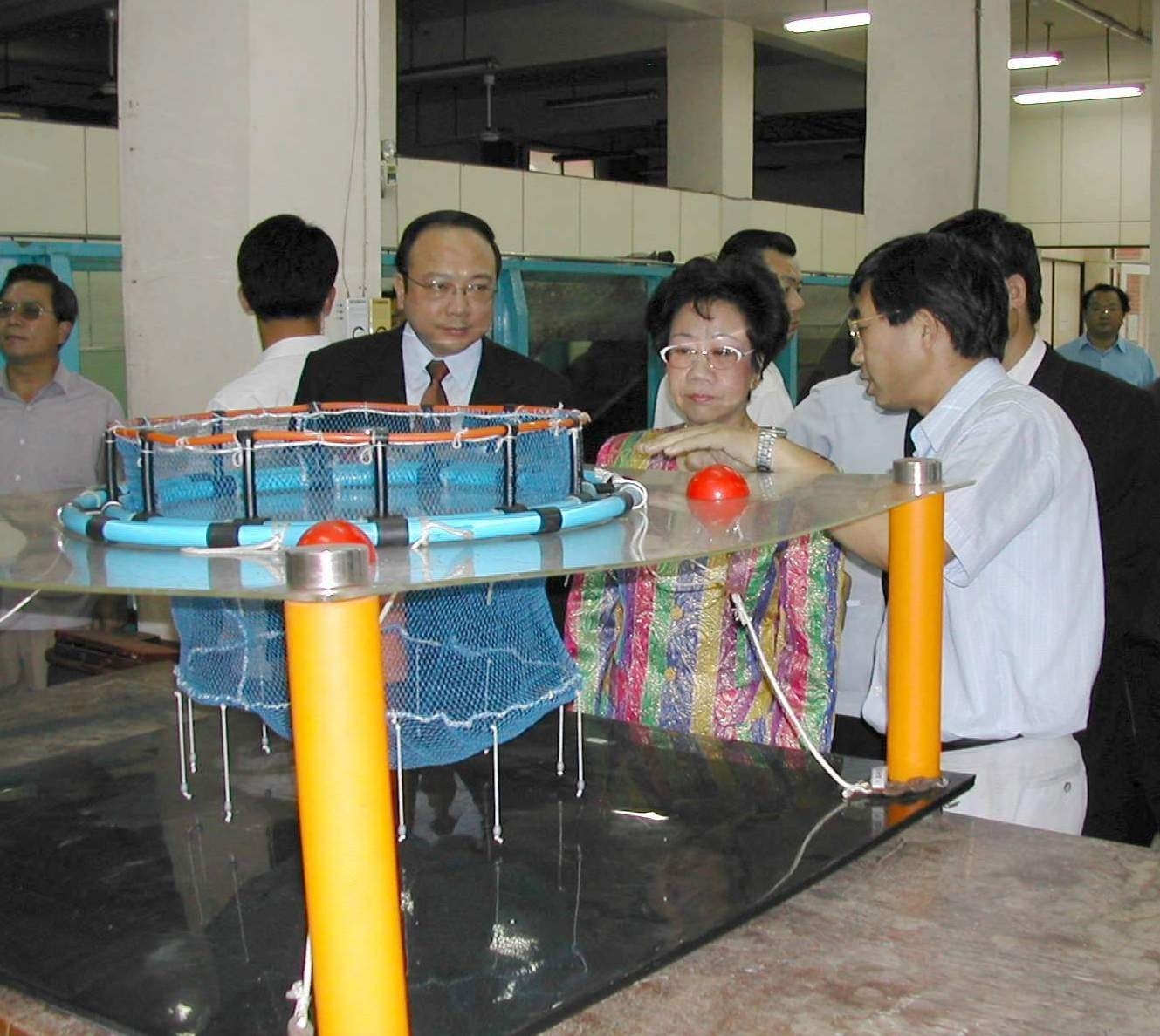 海工系黃材成教授，於民國85年級開始即投入海上箱網養殖的研究，設置「可沈式」箱網，還研究開發出一套模擬箱網在颱風波浪中之行為模式。圖片