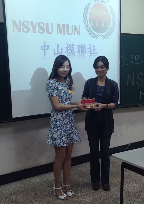 社長王毓華與指導老師辛翠玲主任合影圖片
