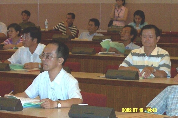 關心孩子升學問題的家長們,仔細聆聽著教育部官員對於大學多元入學的說明.圖片
