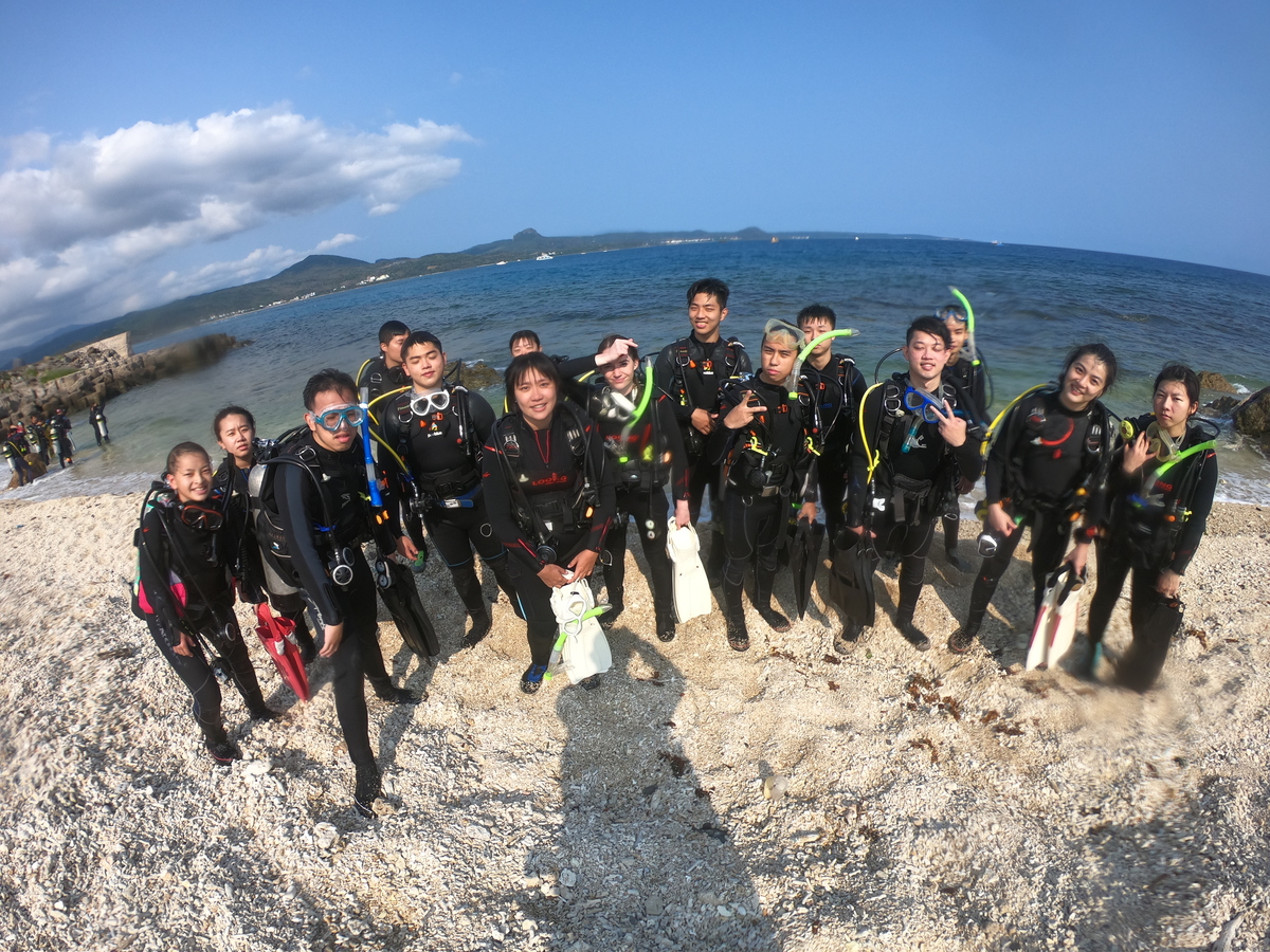 The NSYSU Diving Club organized a beach cleanup event combined with a shore dive around Houbihu on the southern tip of Taiwan, which diverse marine life attracts many divers and snorkelers.