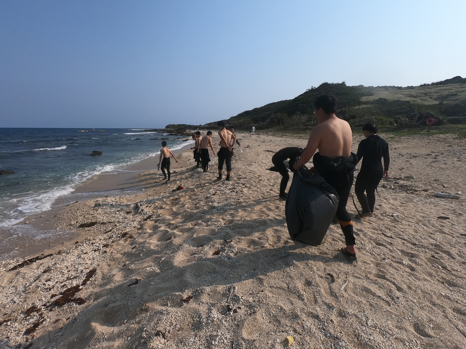 After the dive, the participants collected trash polluting the beach: multi-material drink boxes, painted wood, glass bottles and a large amount of plastic garbage: bottles, plastic packaging, straws, residues of fishing nets, even a kickboard.