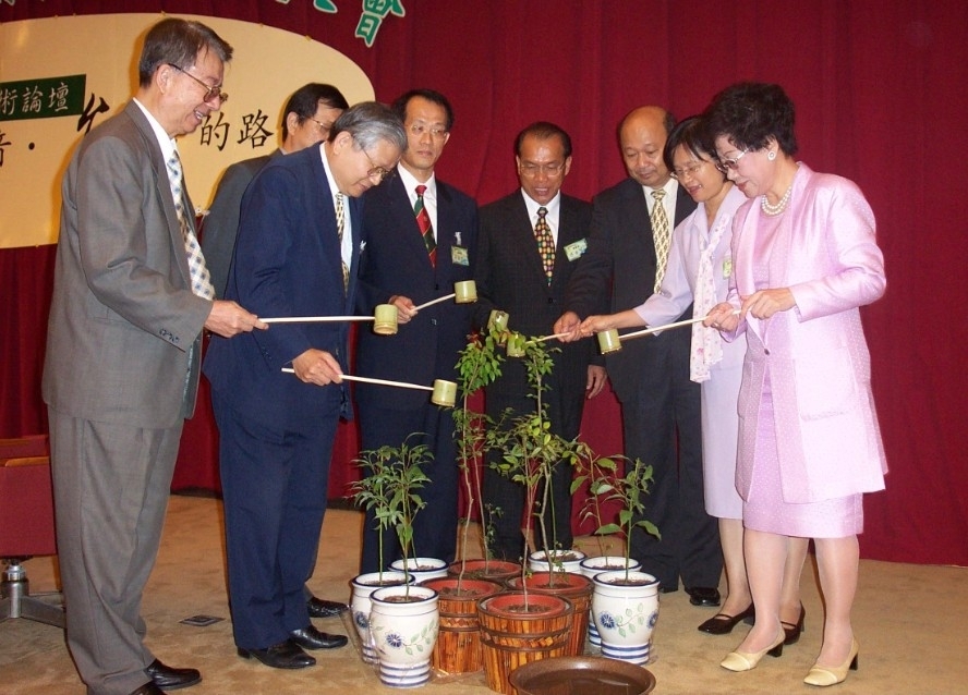南方智庫成立儀式敦請呂副總統、林副市長、中山大學張校長、洪總召集人、林副總召集人、蔡院長、屏科大周校長及卓副總召集人，代表大家以竹杓將象徵清流的源頭活水，澆灌幼苗。象徵南方本土的清流，將以智慧之水辛勤澆灌南方智庫的幼苗成長。圖片