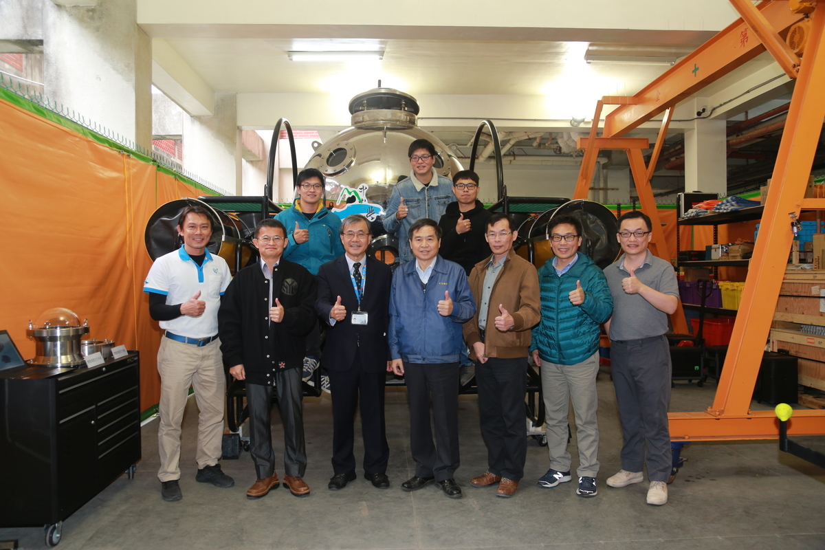 Chairman of CSBC Corporation Wen-Lung Cheng (fourth on the left in the front row) visited the facilities dedicated to the development of underwater vehicles at NSYSU, accompanied by NSYSU President Ying-Yao Cheng (third on the left in the front row). CSBC Corporation and NSYSU signed the MOU on cooperation to jointly develop a small-size rescue submarine.