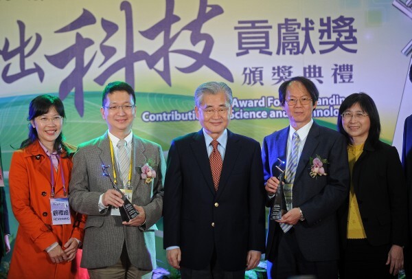 行政院長毛治國（中）23日出席「2014年行政院傑出科技貢獻獎頒獎典禮」，頒發獎座、獎金予獲獎的成功大學機械工程系教授蔡明祺（右二）、中山大學材料與光電科學學系教授周明奇（左二），並與二位及夫人合影。圖片