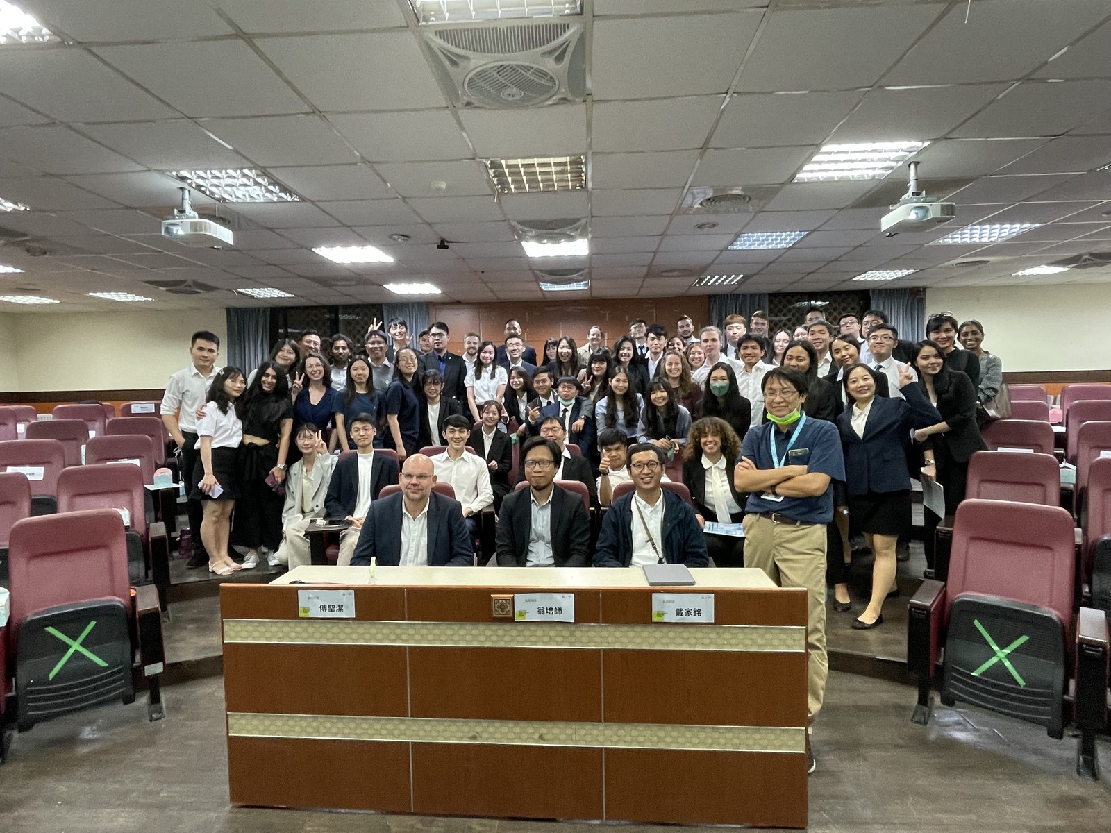 16 teams formed by 63 students were evaluated by 3 judges.Image