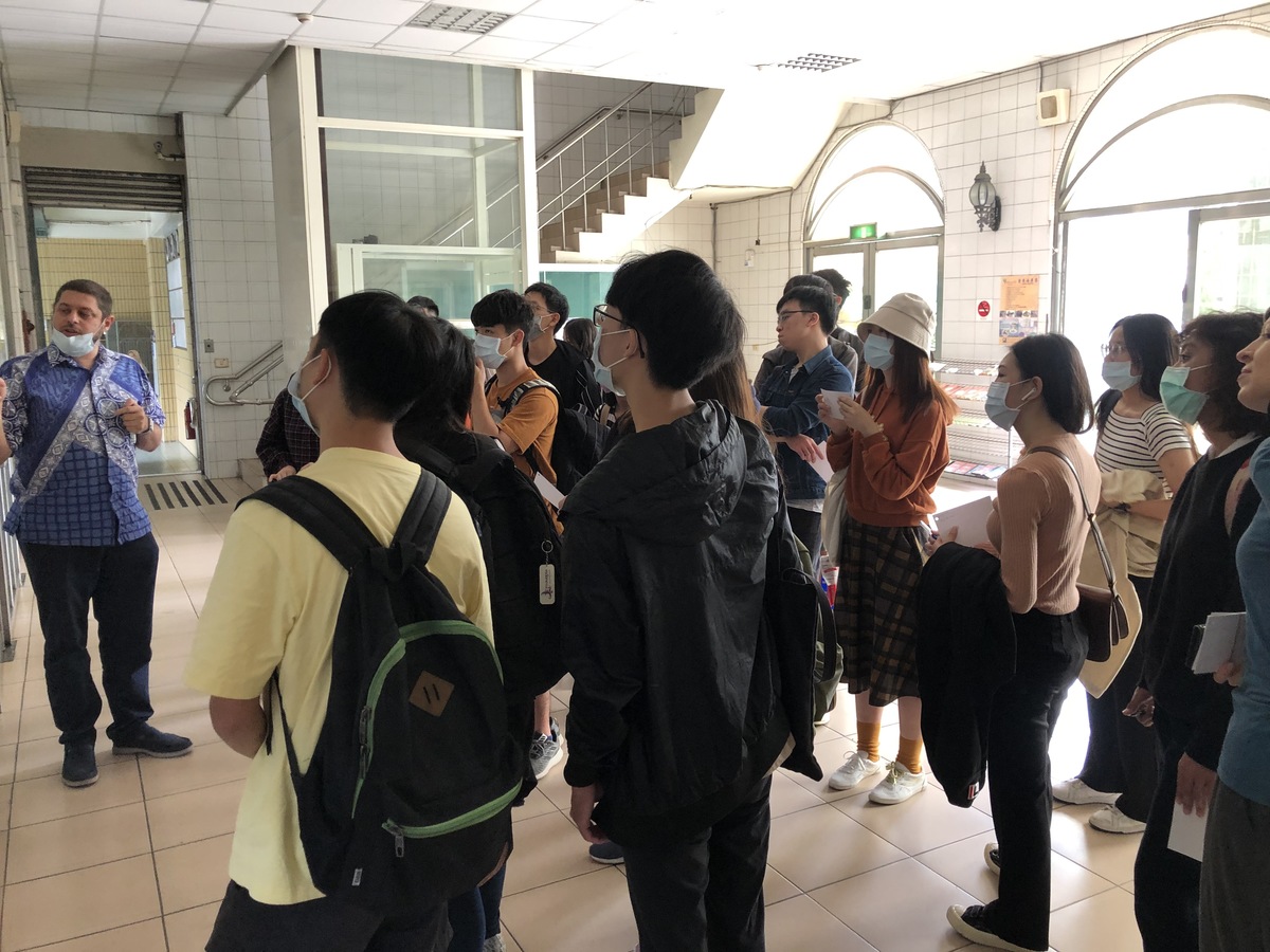 Students visit Kaohsiung Mosque to learn about Islamic culture