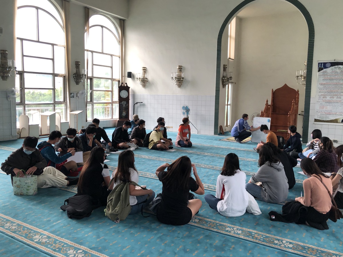 Students visit Kaohsiung Mosque to learn about Islamic culture