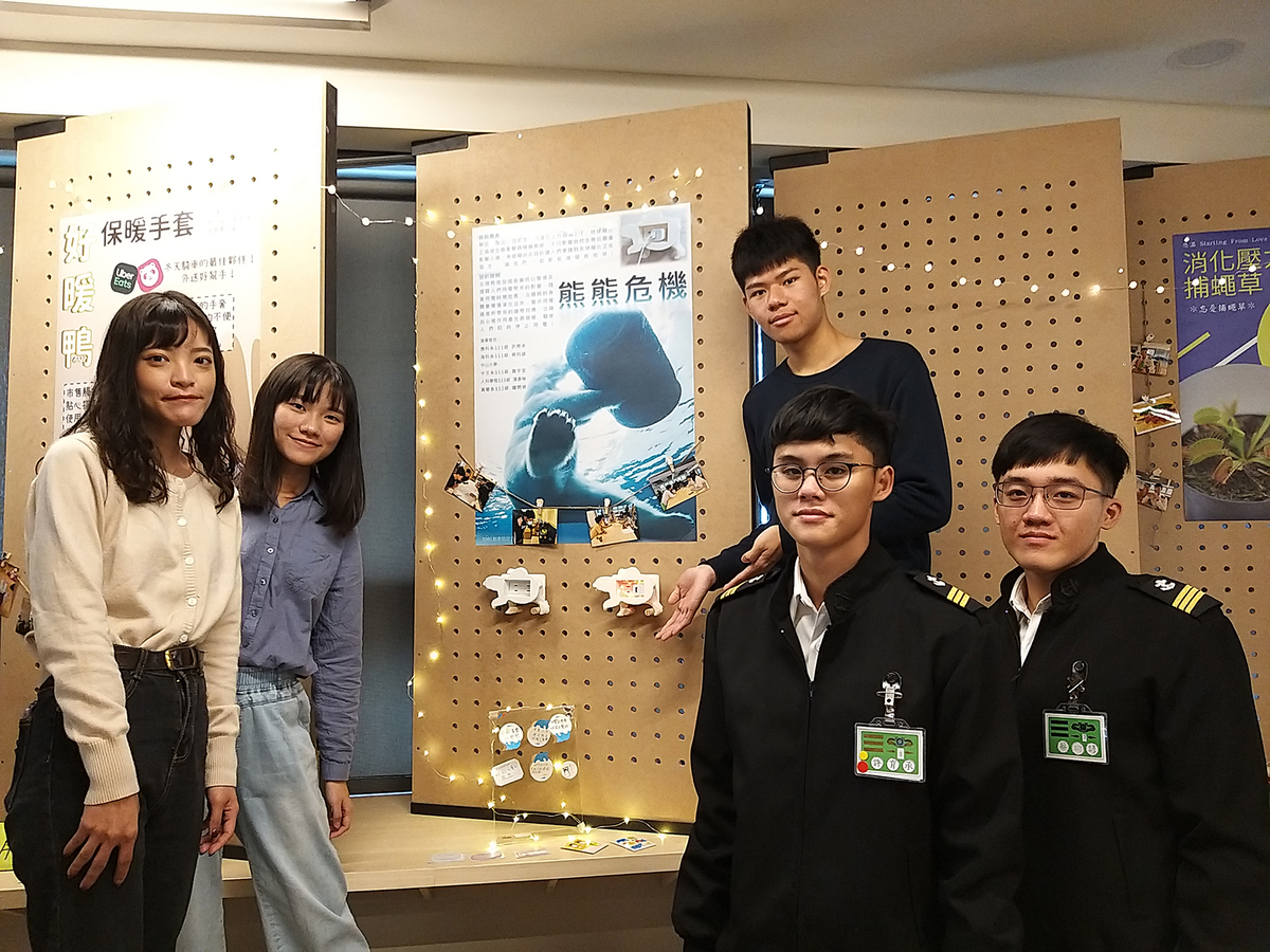 The team that designed the “egg warmer” – a vending machine with capsules containing a gift – a handmade cup sleeve and heartwarming handwritten wishes.Image