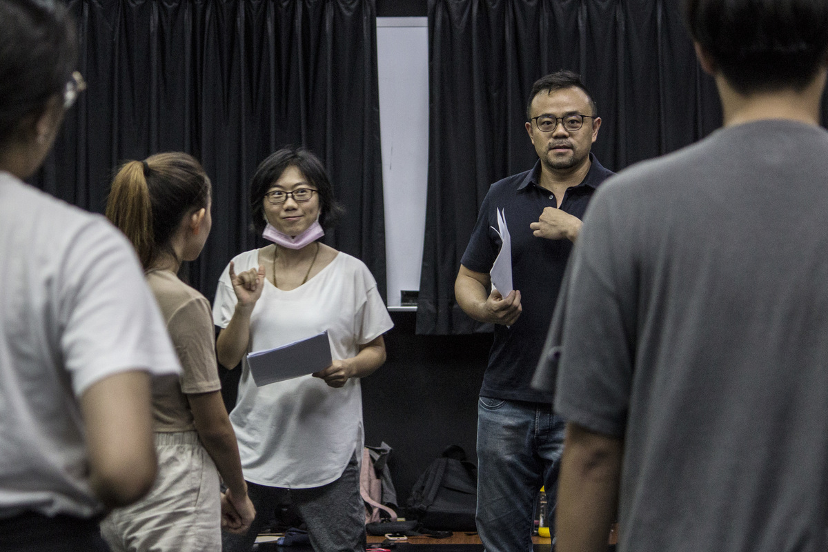 Play director Assistant Professor I-Lien Ho (on the left) and screenwriter Associate Professor Walter Hsu (on the right) conducted workshops with students. (NSYSU image)
