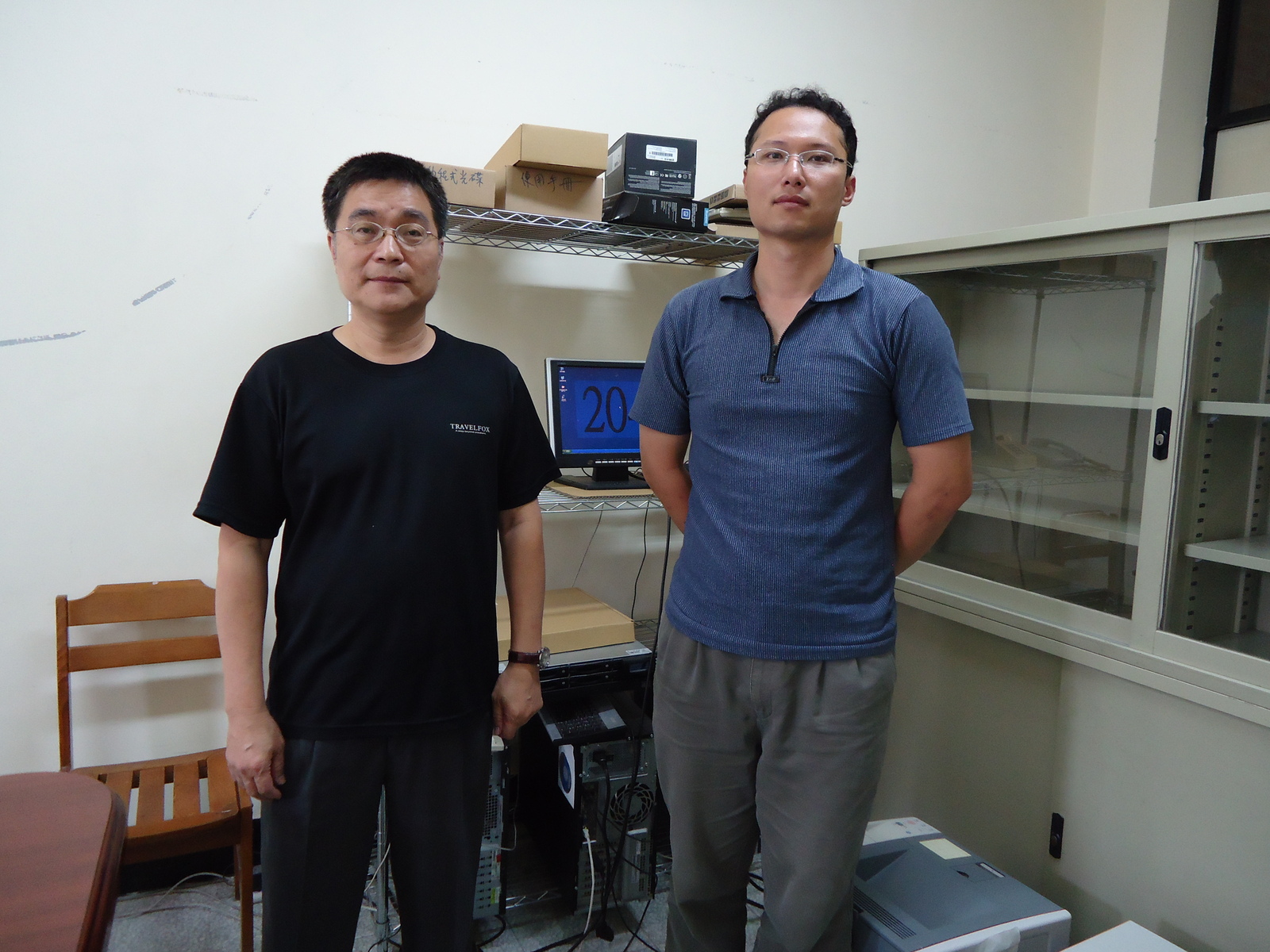 林惠民教授和黃信誠助理和伺服器合影圖片